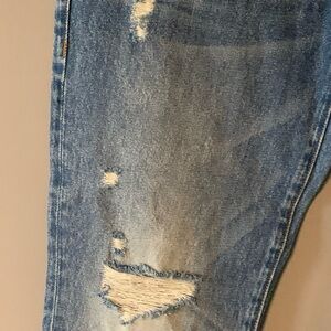 ☀️SALE☀️Cabi ‘boyfriend’ Distressed, straight leg mid rise jeans. 31” inseam. 6.